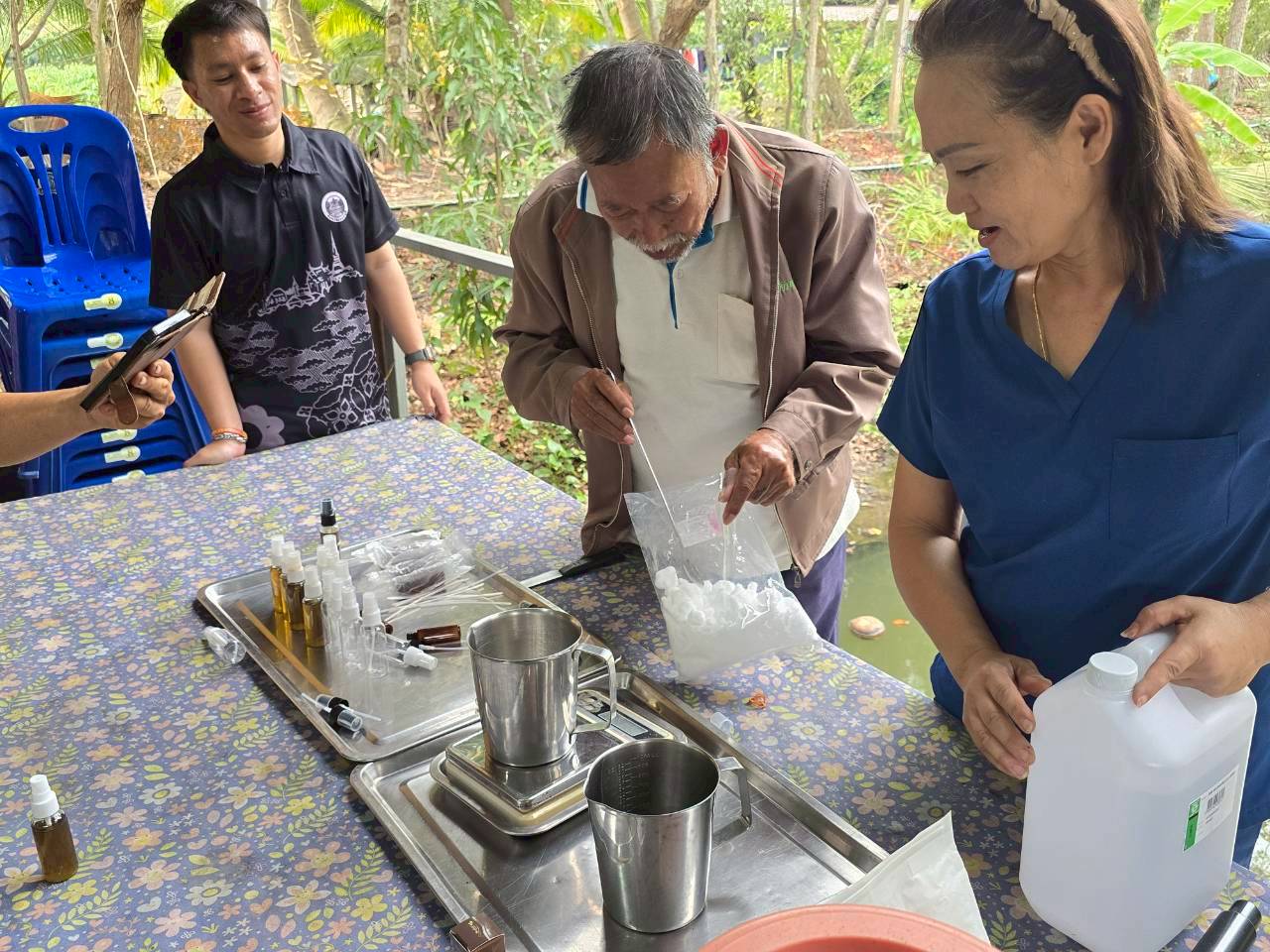 title - ส.ป.ก.เพชรบุรี จัดโครงการพัฒนาเกษตรกรรมยั่งยืน ในเขตปฏิรูปที่ดิน โดยนำเกษตรกรที่เข้าร่วมโครงการฯ จำนวน 20 คน ศึกษาการทำจุลินทรีย์สังเคราะห์แสง ปุ๋ยหมักชีวภาพ (ฮอร์โมนไข่) และ ได้ศึกษาการทำสมุนไพรไล่ยุงที่ผลิตจากสมุนไพรที่สามารถหาได้ในครัวเรือน